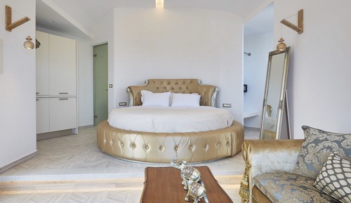 Suite, 1 Bedroom (The King's Throne Suite)