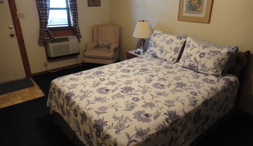 Single Room, 1 Queen Bed (3)