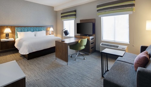 Suite, 1 King Bed, Accessible