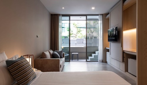 Deluxe Room, 1 King Bed, Pool Access