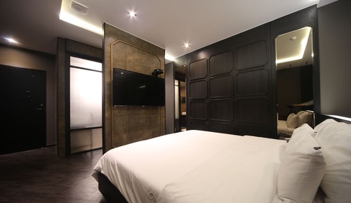 Deluxe Studio