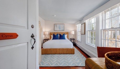 Standard Room, 1 Queen Bed (Cyrus)