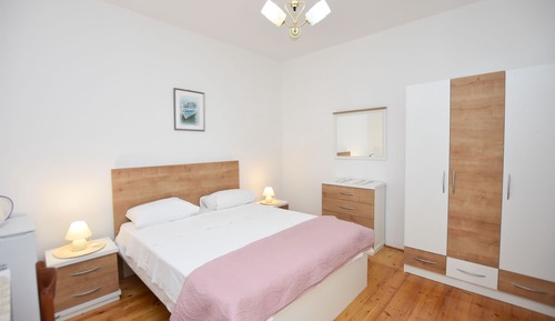Room (S3)