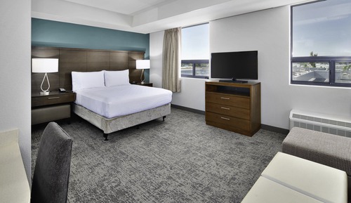 Studio Suite, 1 Queen Bed, Kitchen (City and Mountain View)