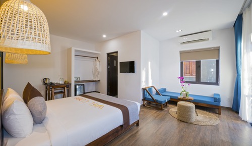 Senior Room, 1 King Bed, Pool View