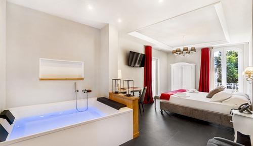Romantic Room, 1 Queen Bed, Hot Tub, City View