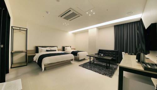 Deluxe Room (1 Double Bed, 1 Single Bed)