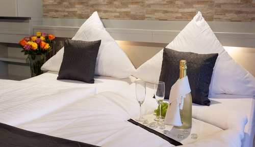 Economy Room, 1 Queen Bed, Non Smoking, Mountain View