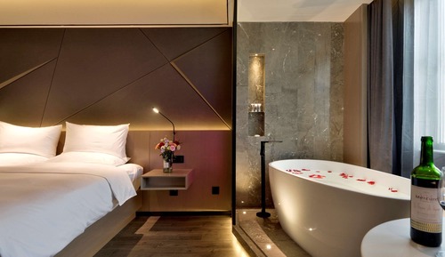 Deluxe Room, 1 King Bed