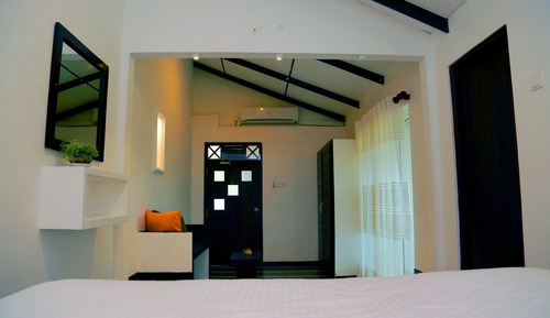 Deluxe Room, 1 King Bed, Garden View