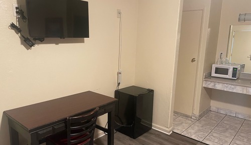 Basic Room, 1 Queen Bed, Accessible