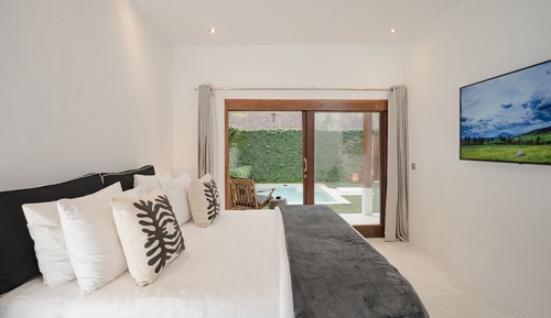 Deluxe Apartment, 1 King Bed, Accessible, Pool View