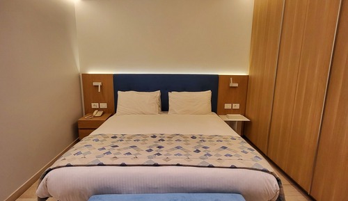 Deluxe Suite with Pool and Gym Access