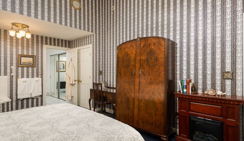 The Admiral King Suite