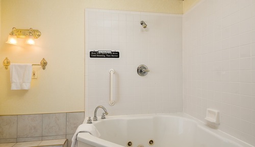 The Maple King Suite