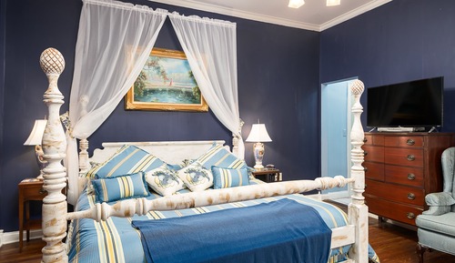 The Colonial King Suite
