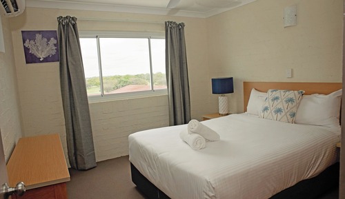 Deluxe 2 Bedroom Poolside Apartment