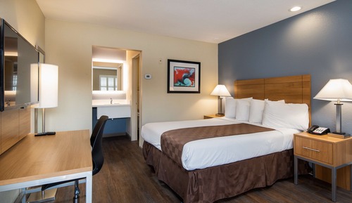 Standard Room, 1 Queen Bed, Non Smoking, Refrigerator & Microwave