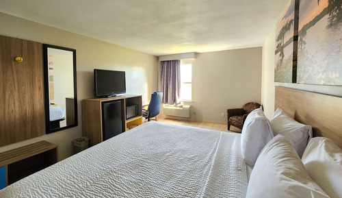 Room, 1 King Bed, Accessible, Non Smoking (Mobility, Tub w/Grab Bars)
