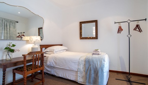 Single room, en-suite bathroom room 9