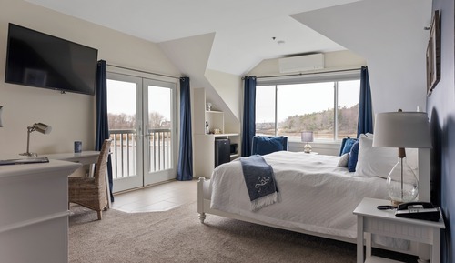 Portside King Third Floor Corner Water View