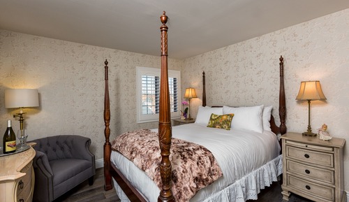 Double Room (Room 10 - DELUXE QUEEN)