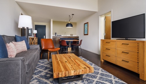 Suite, 1 King Bed, Roll-in Shower (Communications)