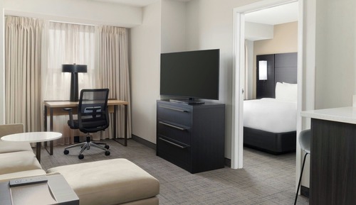 Suite, 1 King Bed with Sofa bed (Mobility/Hearing Access, Roll-in Shwr)