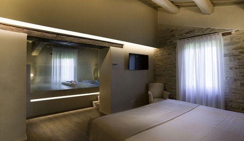 Suite, Jetted Tub
