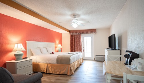 Deluxe Room, 1 King Bed, Kitchenette