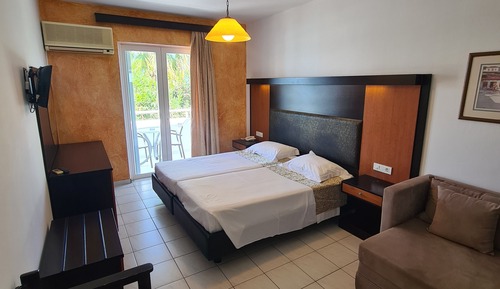 TWIN ROOM