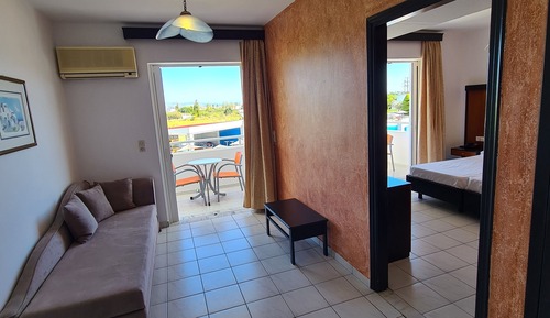 FAMILY ROOM 1 BEDROOM POOL VIEW