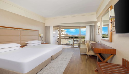 KING GUEST ROOM POOL ACCESS WITH SEA VIEW
