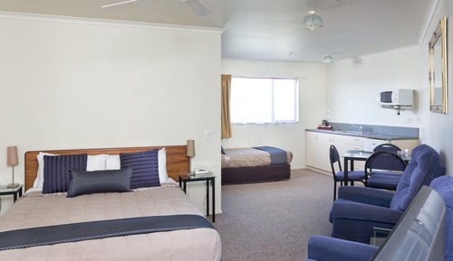 Deluxe Studio Suite, Jetted Tub