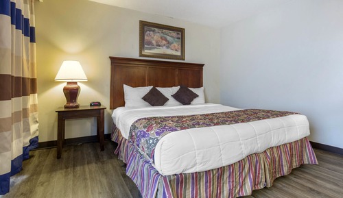 1 King Bed with Jacuzzi