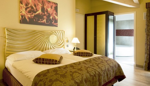 Superior Room, Jetted Tub