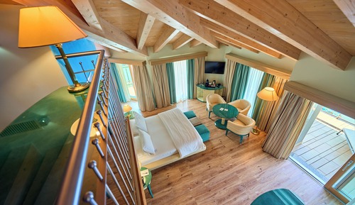 Deluxe Suite, Jetted Tub