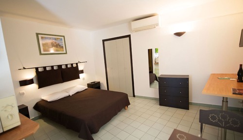 F Studio (1 double bed)