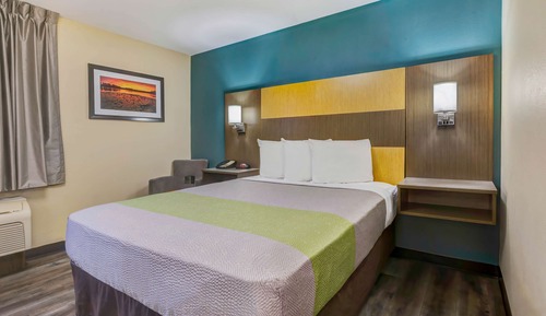 Deluxe Room, 1 Queen Bed, Non Smoking, Kitchenette
