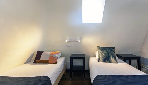Basic Room, 2 Twin Beds, Shared Bathroom