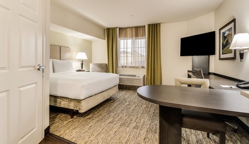 Studio, 1 Queen Bed, Mobility Accessible (Roll-In Shower)