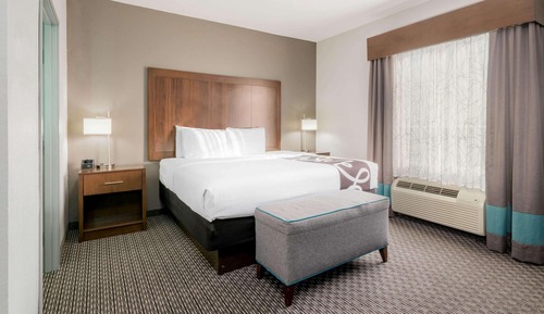 Family Room, 1 King Bed, Non Smoking (Tub with Grab Bars)