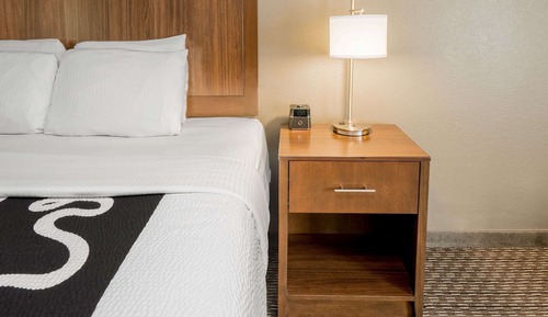 Room, 1 King Bed, Non Smoking (Deluxe Family, Tub w/ Grab Bars)
