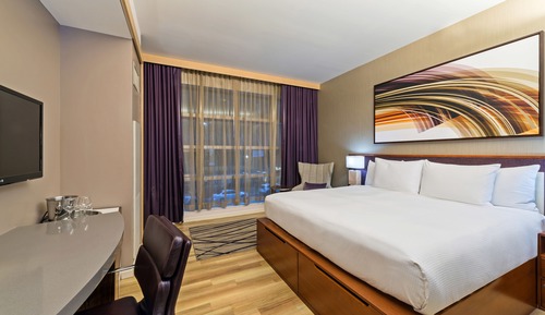 Studio, 1 King Bed, Accessible (Hearing/Roll-in Shower)