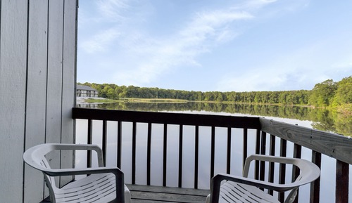 Standard Room, 1 King Bed, Lake View