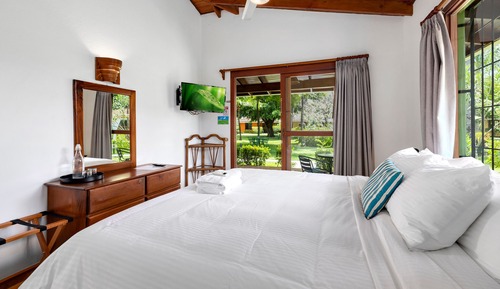 Comfort Room, 1 King Bed, Non Smoking, Garden View