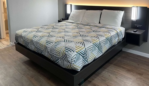 Standard Room, 1 King Bed, Smoking, Kitchenette
