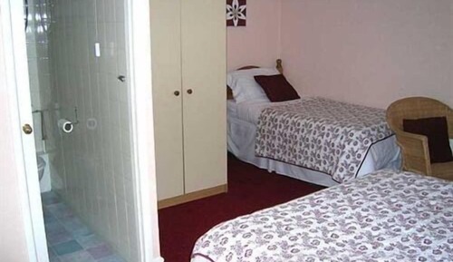 Suite, Ensuite (2 adults 1 child Room 2)