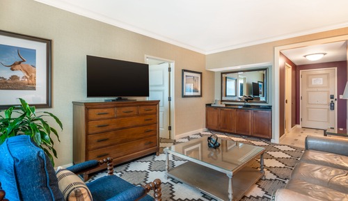 Suite, 1 King Bed, Accessible, Corner (Resistol)