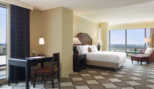 Room, 1 King Bed, Corner (Spacious, Colonial)